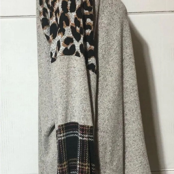 Maurices Medium 24/7 Grey Leopard and Plaid Long Sleeve Shirt - Picture 6 of 10